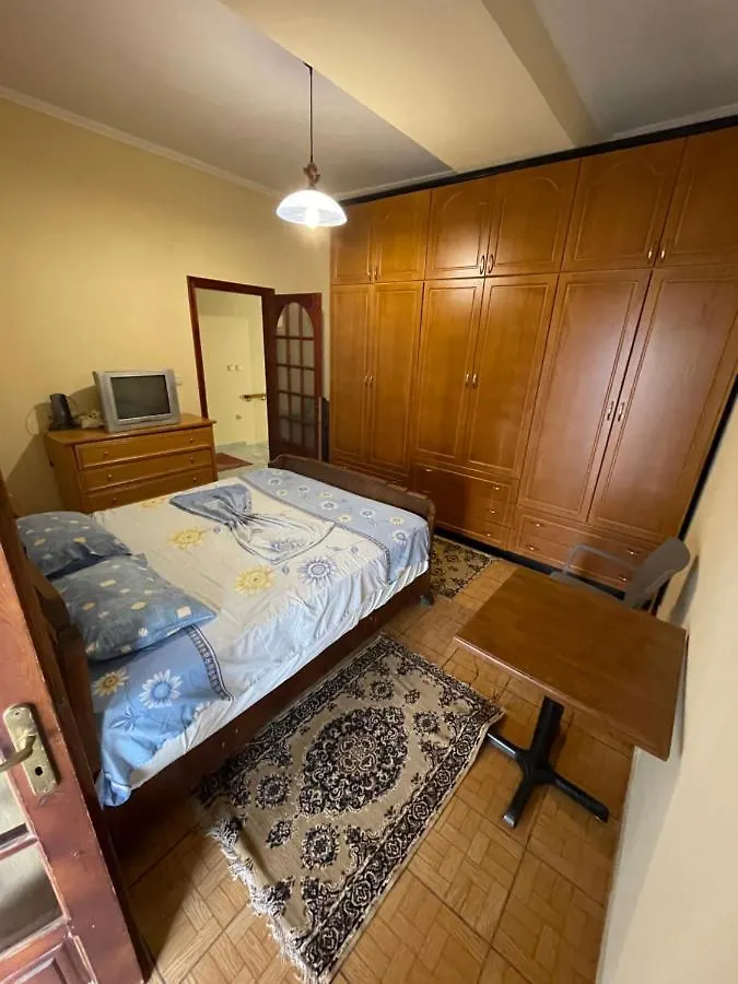 Eugen Guesthouse דירה