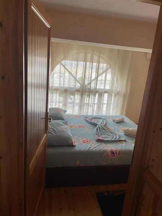 Eugen Guesthouse דירה